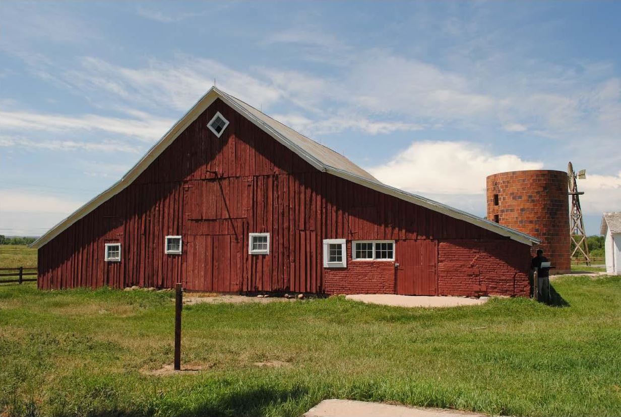 The red 17 Mile House barn.