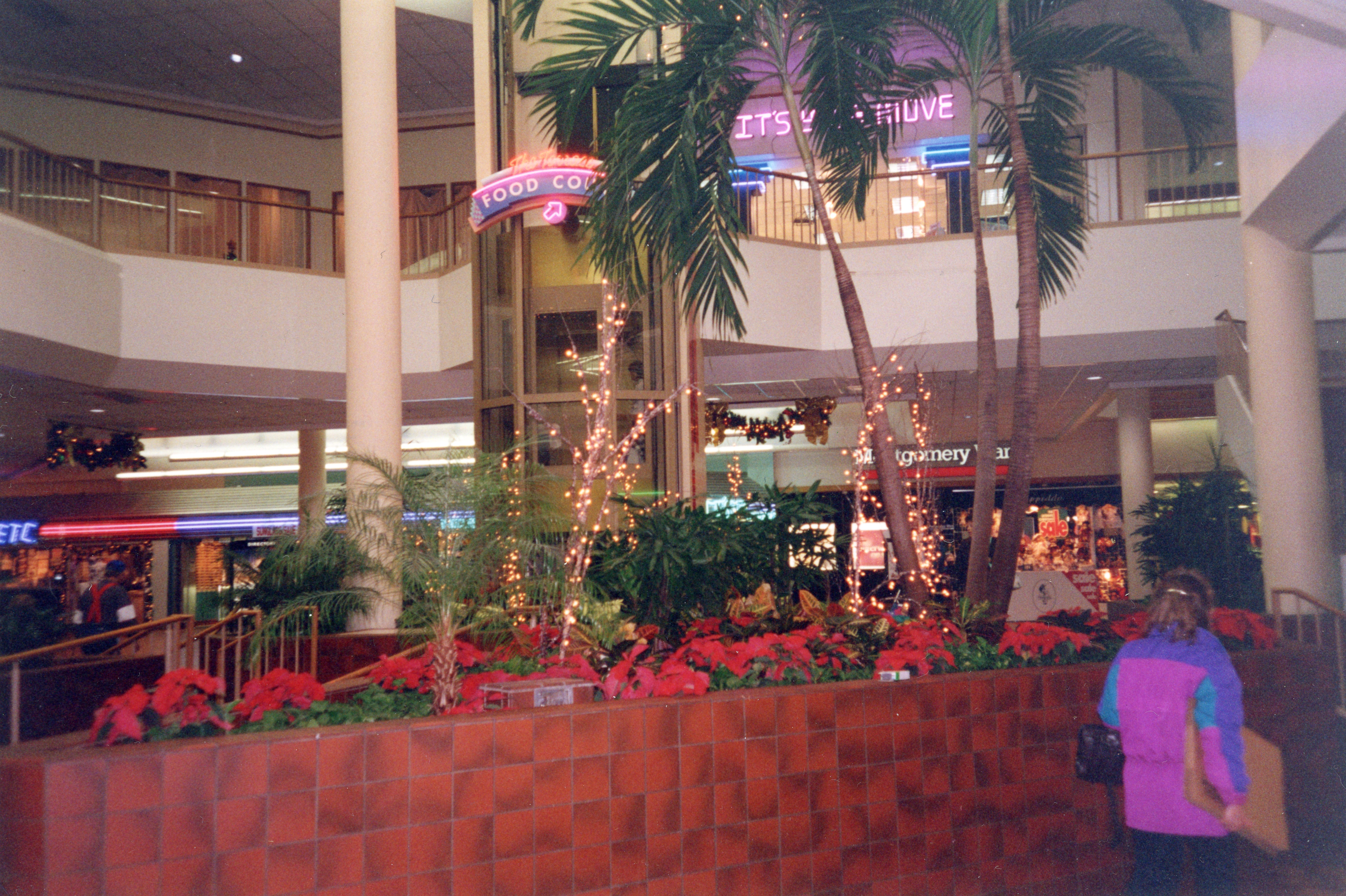 Inside Villa Italia Mall in the 1990s